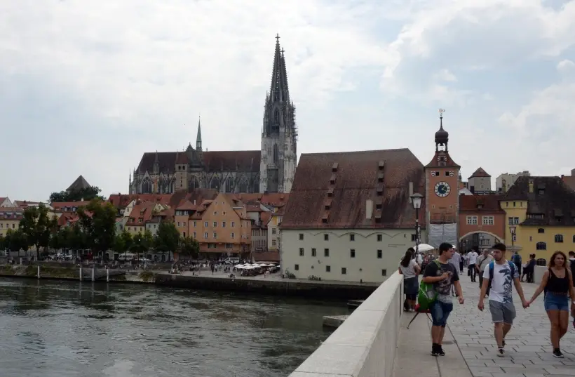 Германские туристы в 2024 году совершили максимальное число поездок за 12 лет. Фото. Регенсбургский собор возле реки Дунай в Германии. © РИА Новости. Владимир Федоренко