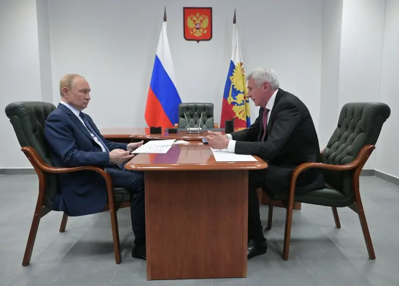 Путин обсудил с губернатором Магаданской области добычу полезных ископаемых. Фото. © РИА Новости. Алексей Никольский