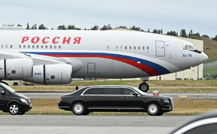 Путин и Трамп встретились в аэропорту Анкориджа, лидеры пожали друг другу руки. Фото. © РИА Новости. Сергей Бобылев