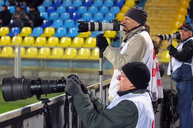Профессиональные зеркальные фотоаппараты с массивными объективами можно увидеть практический на любых крупных спортивных состязаниях. Фото
