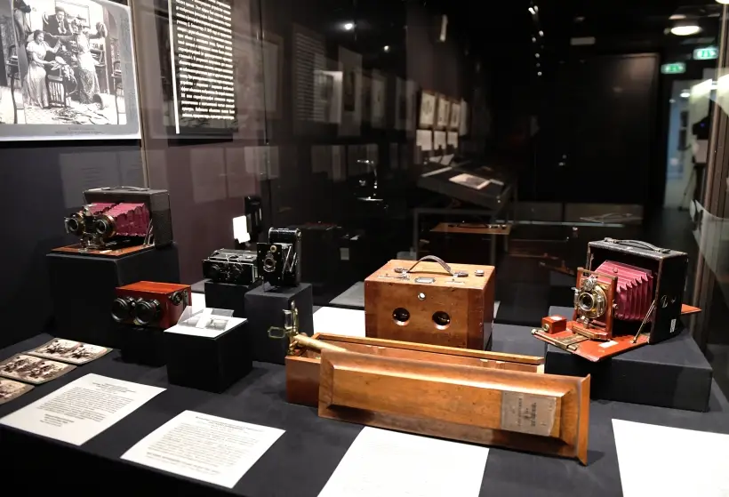 Первые фотоаппараты, выставка в реставрационно-хранительском центре Эрмитажа. Фото