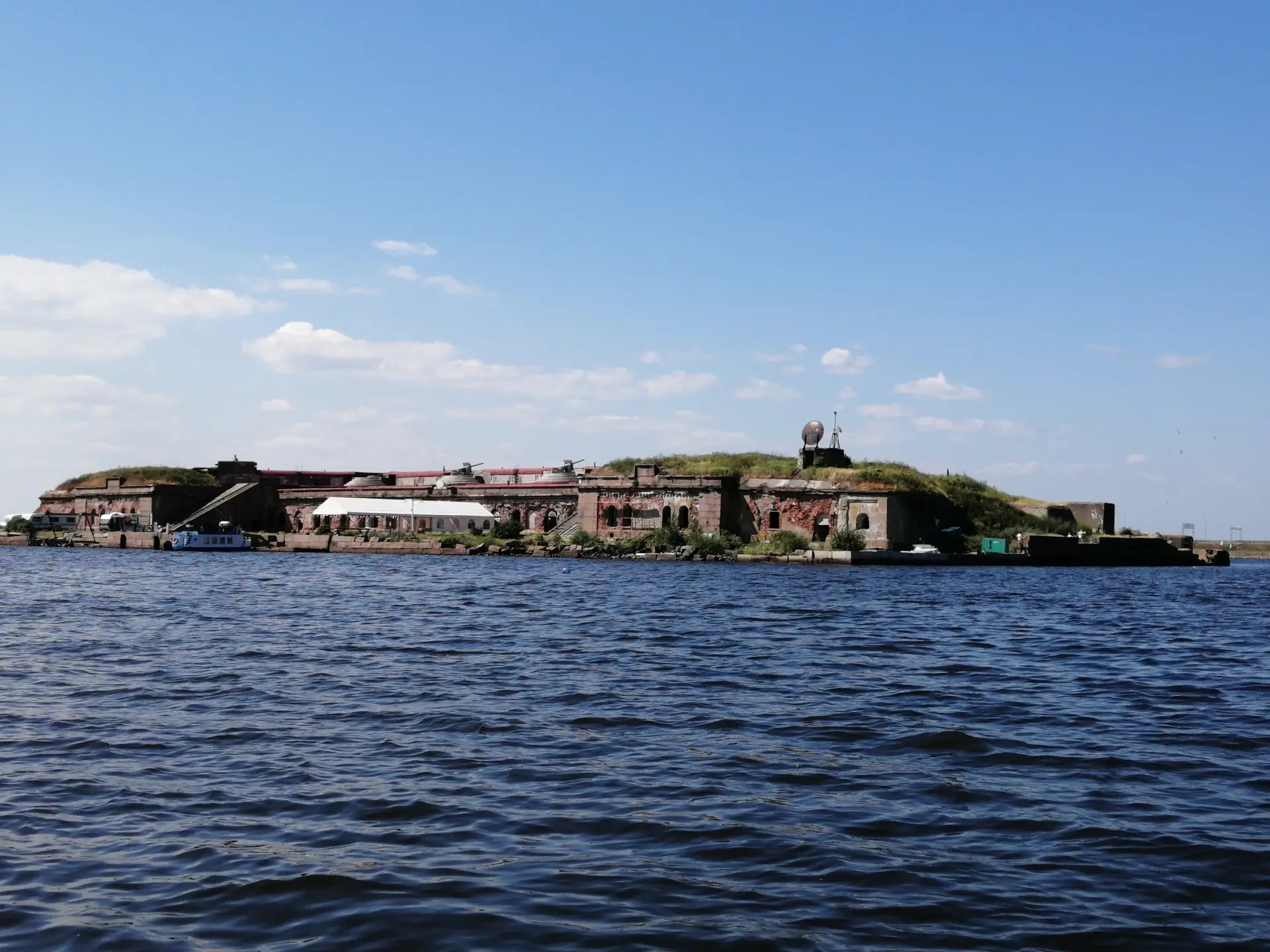 Историческая реконструкция, парад яхт и концерт ожидают гостей форта Тотлебен в Кронштадте. Фото. © 