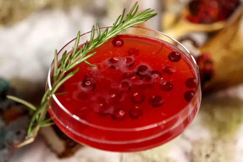 Розмарином часто украшают коктейли и десерты. Фото