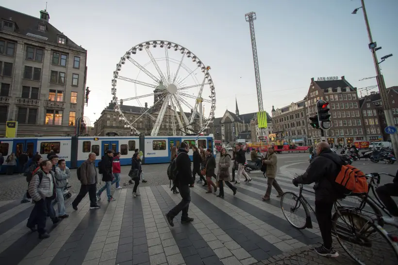 Сроки ожидания подачи заявок на шенгенские визы в РФ выросли в конце лета. Фото. Площадь Дам в центре Амстердама. © РИА Новости. Максим Блинов