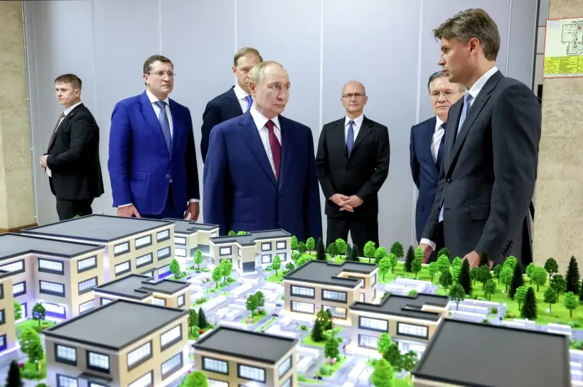 Путин посетил в Сарове выставку научно-образовательной инфраструктуры в закрытых городах. Фото. © РИА Новости. Гавриил Григоров