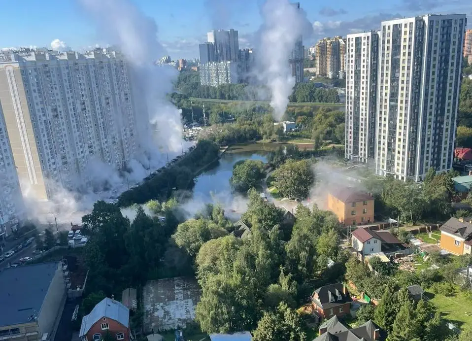 Прорыв трубопровода ликвидируют в микрорайоне Левобережный Химок