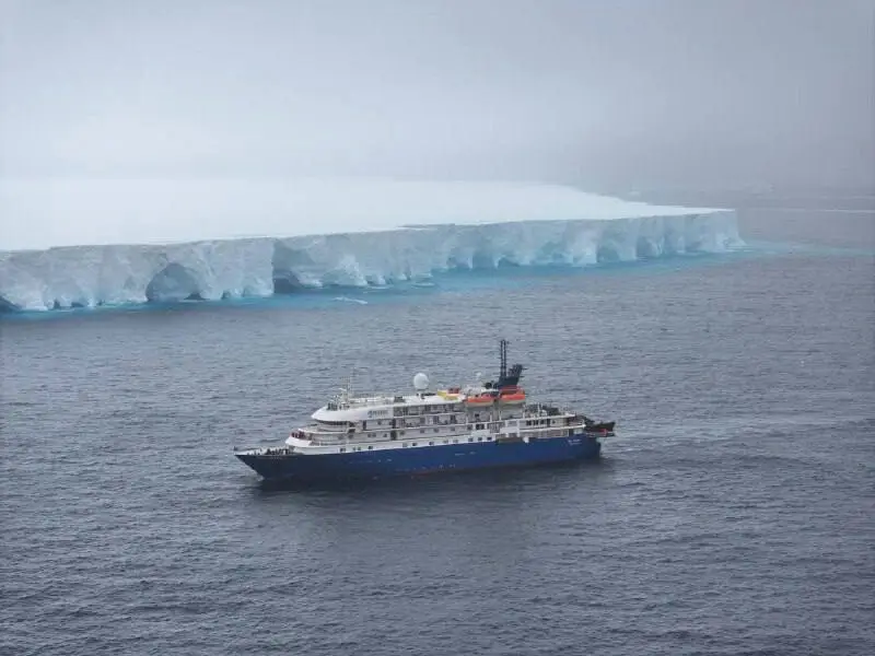 Крупнейший в мире айсберг раскололся и уменьшился до площади Петербурга - ученые. Фото. © ААНИИ. Вадим Махоров