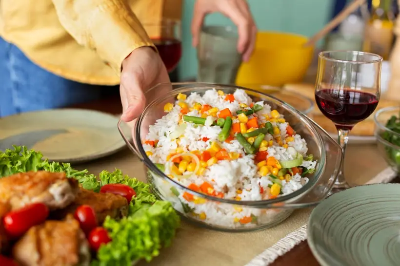 В приготовленный рис можно добавить овощи. Фото
