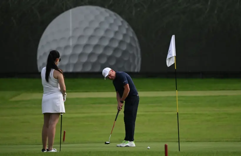 Прежде всего, при обучении игре в гольф следует освоить такие удары, как паттинг, чип-шот, пич-шо и удар с ти. Фото