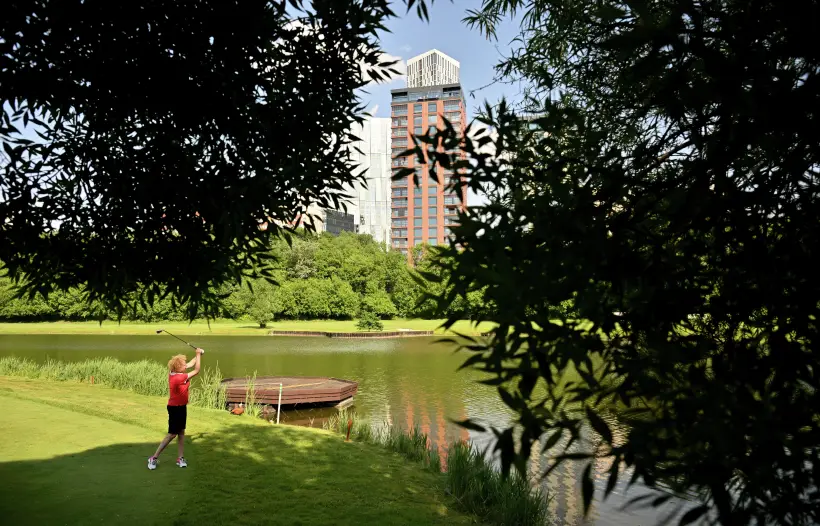 Ежегодно в водоемах на полях для гольфа тонет по несколько сотен миллионов мячей. Фото