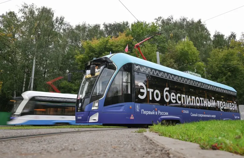 Беспилотный трамвай выполнил 8 рейсов и перевез 350 пассажиров за первый день. Фото. © РИА Новости. Кирилл Каллиников