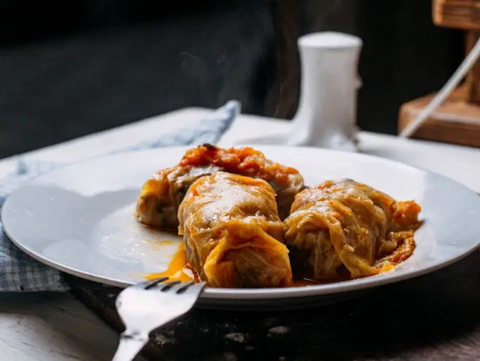 Чтобы сделать голубцы сочнее, используйте фарш с небольшим содержанием жира. Фото