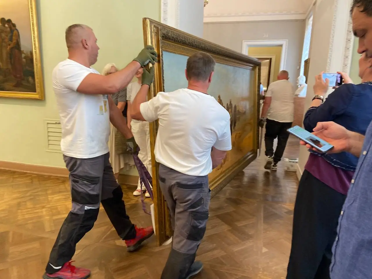 Картина в музее. © "Интерфакс". Елена Тазиева