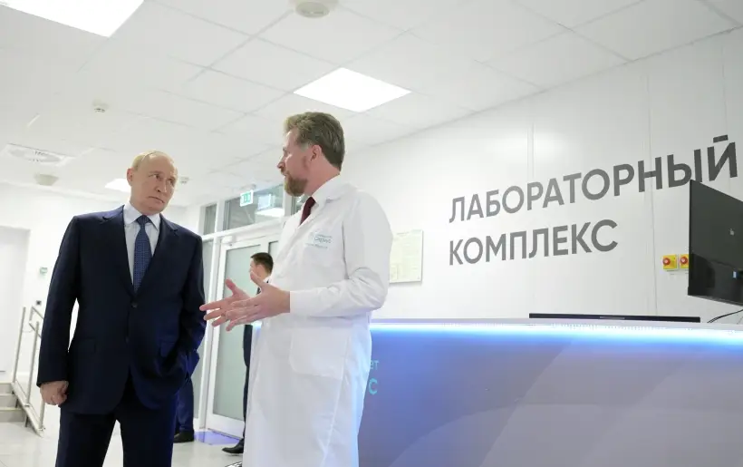 Путин ознакомился с работой лабораторий университета 