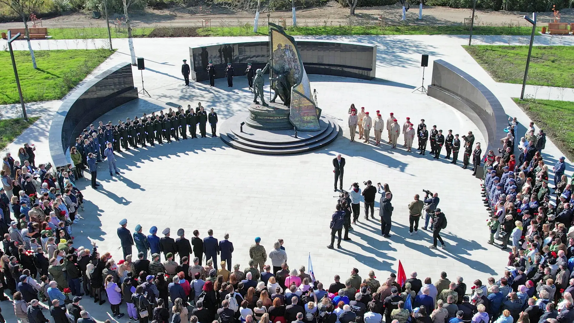 Монумент героям СВО открыли в Магадане. Фото. © Пресс службы правительства Магаданской области. Максим Котенков