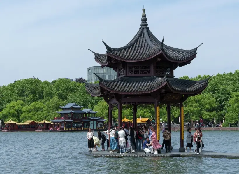 Российские туристы без проблем въезжают в Китай в первый день действия безвиза. Фото. © РИА Новости. Анна Раткогло