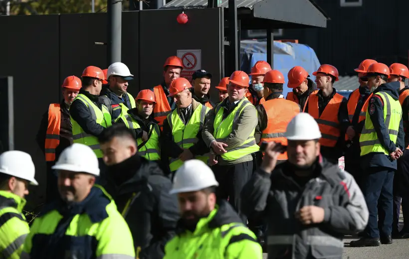 Минтруд РФ предлагает в 2026 году ограничить долю иностранных работников в строительстве с 80% до 50%. Фото