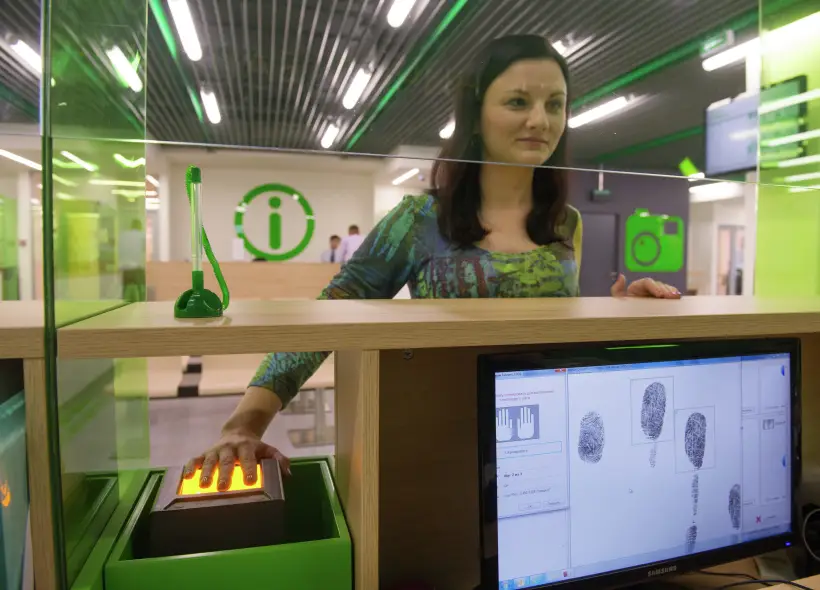 Туроператоры советуют россиянам оформлять биометрические паспорта для поездок за рубеж. Фото. &copy; РИА Новости. Илья Питалев