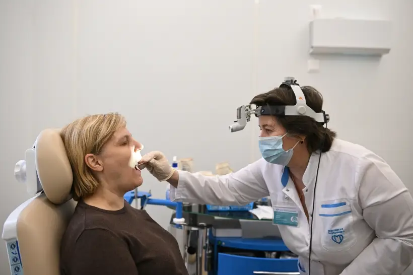 Для взрослых и детей опасны в первую очередь осложнения ангины. Фото