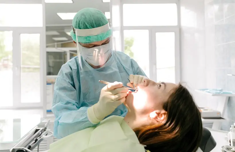 Причиной заболевания может стать даже недолеченный кариес. Фото