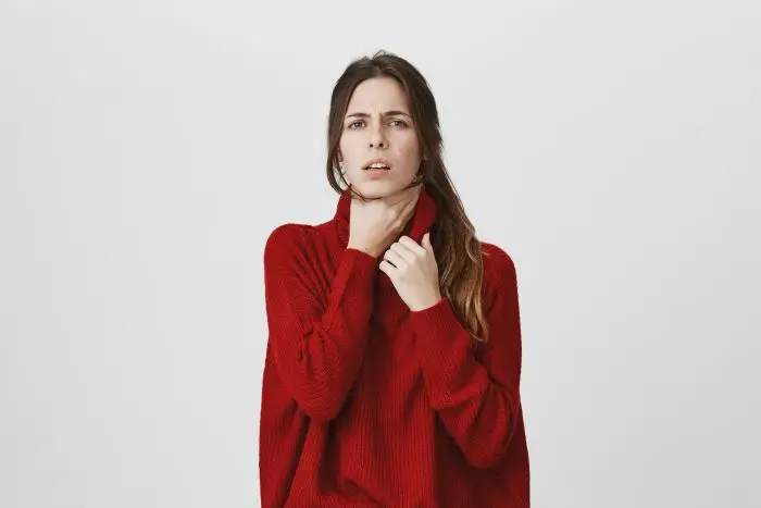 Один из основных симптомов ангины – резкая боль в горле. Фото