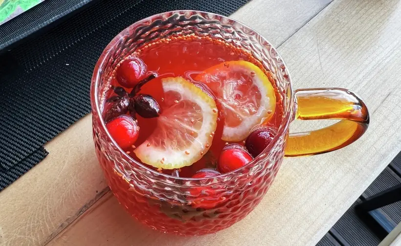 При ангине рекомендуют пить много теплой жидкости. Фото