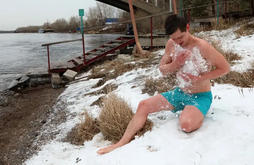 Чтобы не болеть ангиной, нужно закаляться. Фото