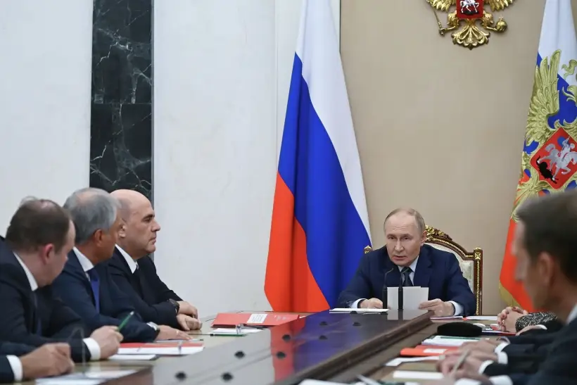 Президент РФ Владимир Путин предложил придерживаться количественных ограничений ДСНВ в течение года после окончания срока договора. Фото