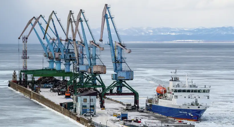 Корсаковский морской порт планирует в 2026 году активно модернизировать крановое хозяйство. Фото. © РИА Новости. Сергей Красноухов