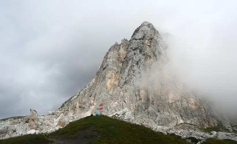 Группу туристов эвакуируют с горы Фишт в Адыгее, пострадавшему оказали помощь. Фото. © РИА Новости. Сергей Пивоваров
