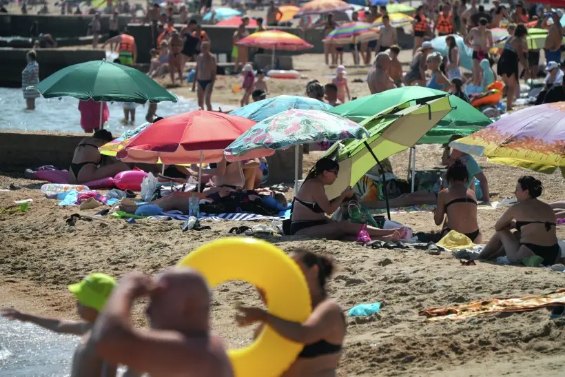 Хуснуллин: на новых территориях в этом году отдохнули около 100 тыс. туристов. Фото. Отдыхающие на пляже в Мариуполе. © РИА Новости. Александр Иванов