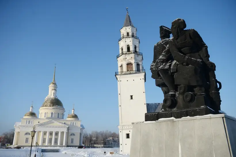 Тульская область планирует реализовать совместный с Уралом турмаршрут. Фото. Памятник Петру I и Никите Демидову и наклонная башня Демидовых в Невьянске. © РИА Новости. Павел Лисицын