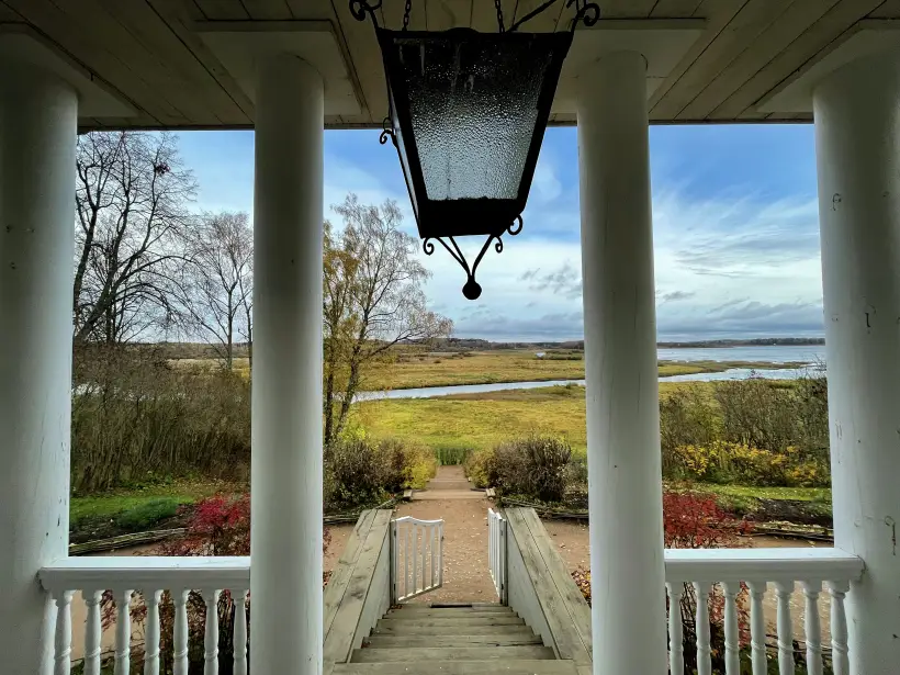 Пушкинский заповедник переходит на зимнее расписание. Фото. Вид с веранды усадебного дома в Михайловском на реку Сороть и заливные луга. © РИА Новости. Алексей Филиппов