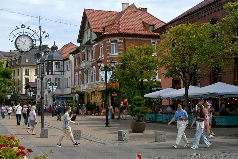 Приморское кольцо позволит быстрее добираться до курортов Калининградской области. Фото. Отдыхающие на Курортном проспекте в Зеленоградске. © РИА Новости. Владимир Федоренко