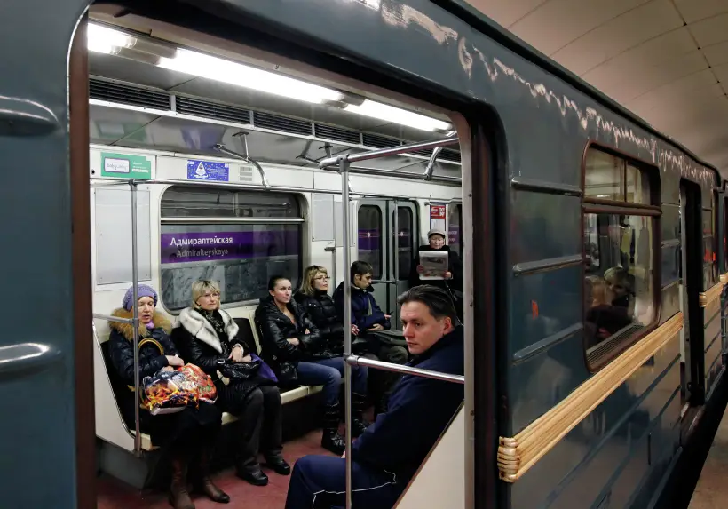 Вагоны петербургского метро пополнили коллекцию уральского музея. Фото. Пассажиры в вагоне поезда Петербургского метрополитена. © РИА Новости. Алексей Даничев