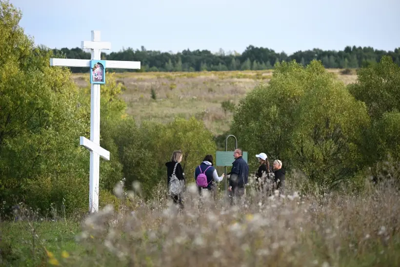 В память о павших воинах на Куликовом поле высадят саженцы дуба. Фото. Крест на месте Зеленой Дубравы на территории музея-заповедника 