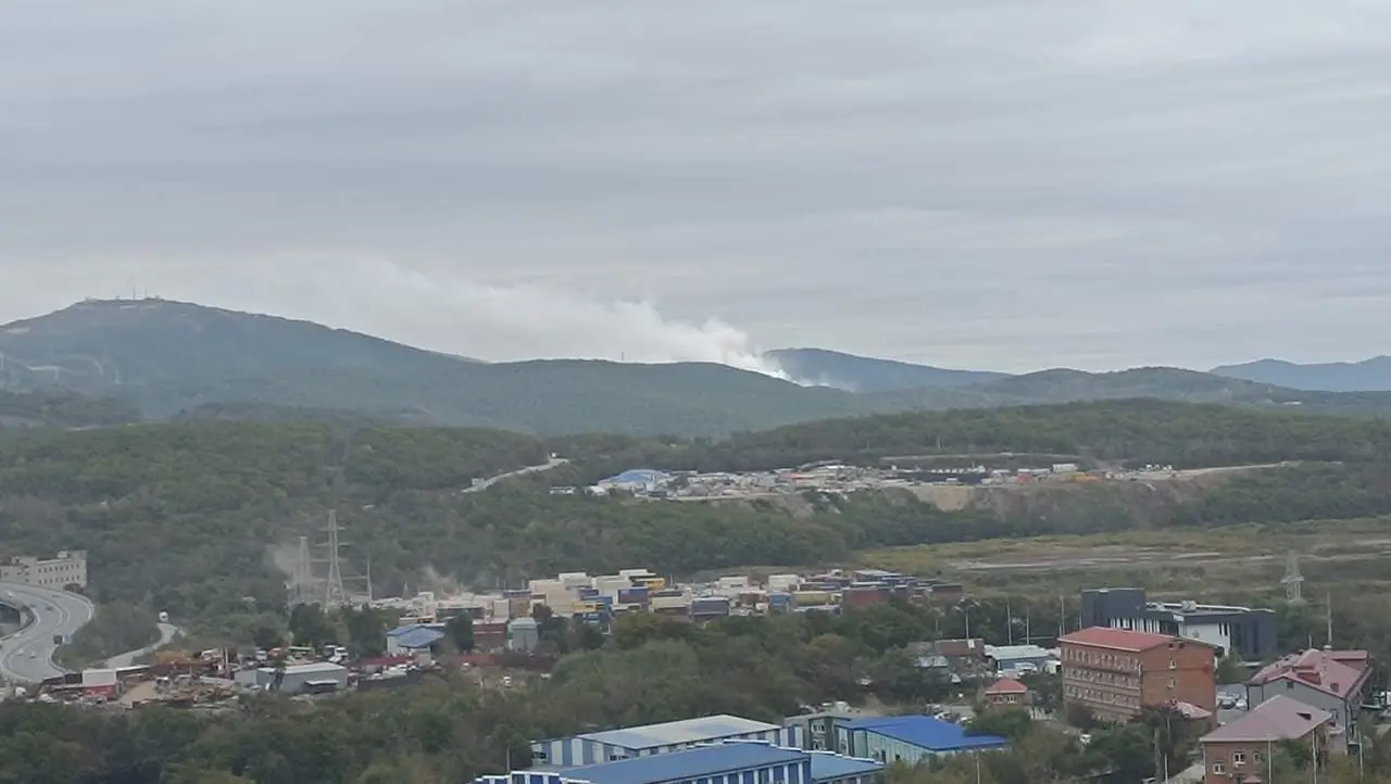 Пожар на полигоне ТБО площадью более 2,5 тыс. кв. м продолжают тушить во Владивостоке. Фото. © 