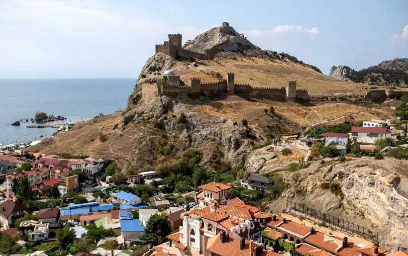 Чернышенко: турпоток по России с января по октябрь достиг 76,2 млн поездок. Фото. Генуэзская крепость в Судаке. © РИА Новости. Константин Михальчевский