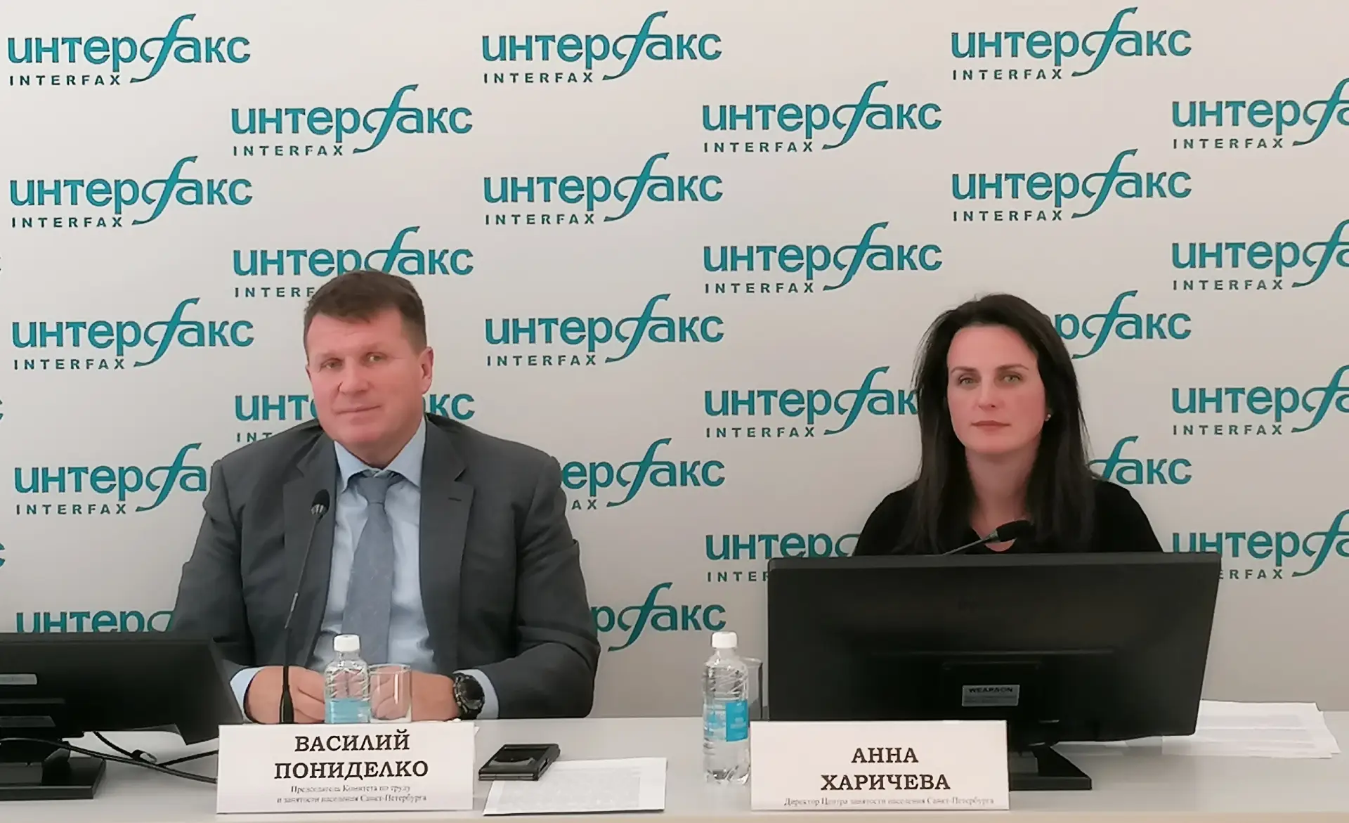 В Петербурге за год сократилось и число вакансий, и число резюме - Смольный