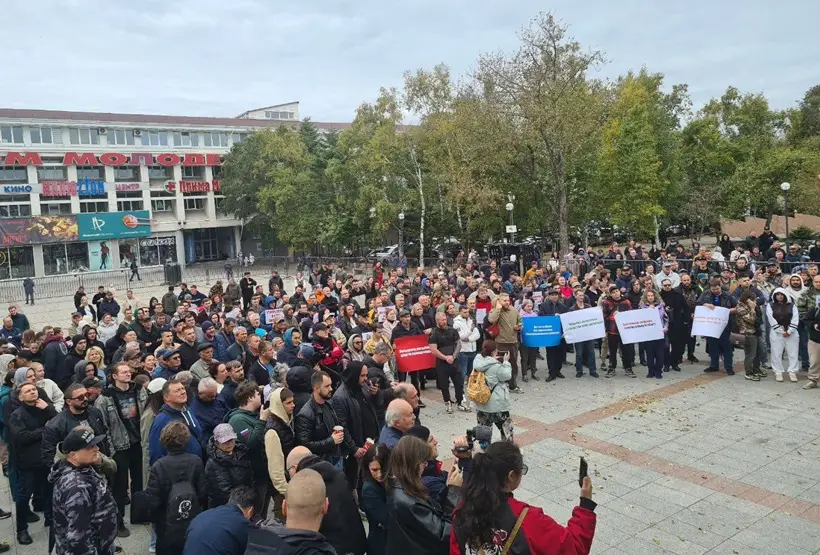 Митинг против повышения утильсбора на автомобили прошел во Владивостоке. Фото. © 