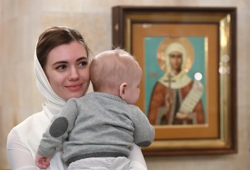 Выбирать имя по святцам – старинная традиция наречения ребенка в честь одного из святых, почитаемых в день его рождения. Фото