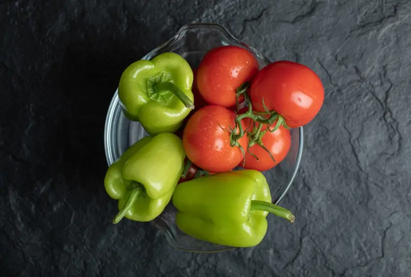 Основой закуски служат томаты и перец. Фото