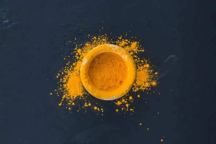 Куркума имеет насыщенный желто-оранжевый цвет, иногда с переходом в рыжий. Фото