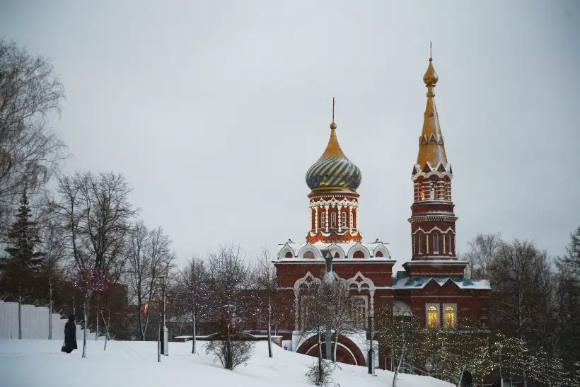 Событийный календарь Удмуртии на 2026г начнется с пельменного фестиваля. Фото. Церковь на территории Свято-Михайловского собора в Ижевске. © РИА Новости. Евгений Одиноков
