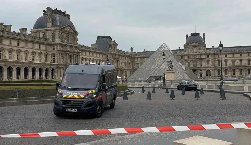 Лувр ограбили в Париже, похищено девять экспонатов. Фото. © РИА Новости