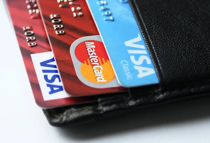 Visa и Mastercard российских банков продолжают работать внутри РФ карты, так как операции по ним с 2015 года обрабатывает НСПК. Фото