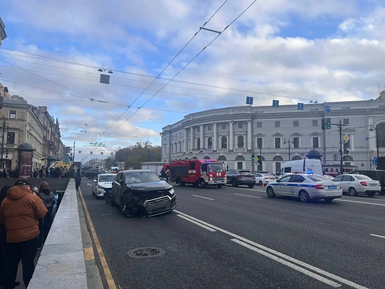 Массовая авария на перекрестке Невского и Садовой парализовала движение. Фото. © 