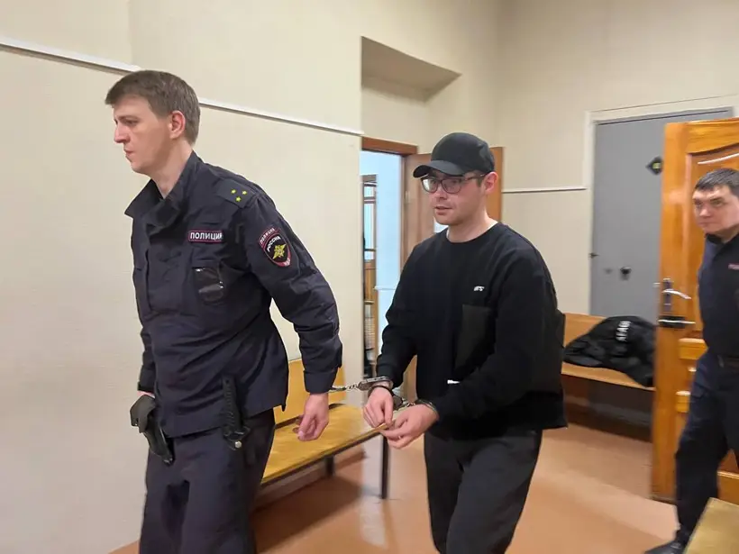 Суд продлил до середины весны 2026г срок ареста редактору Ura.ru Аллаярову. Фото. © 