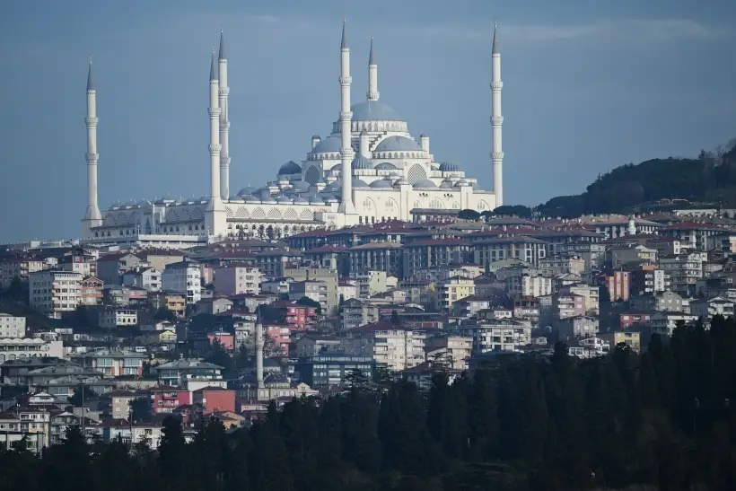 Отдых на ноябрьские праздники 2025: короткие поездки за рубеж