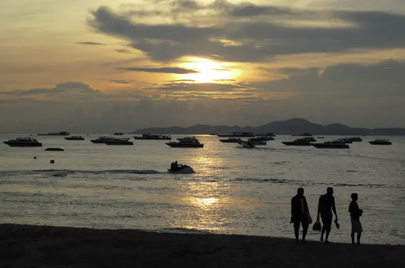 Туроператоры расширяют полетные программы в Таиланд за счет Паттайи. Фото. Закат на пляже Паттайи. © РИА Новости. Виталий Аньков